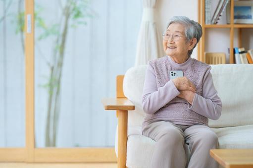 スマートフォンでともりねとお話しになるお母様