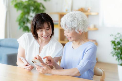 スマートフォンで連絡を取り合う母娘